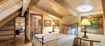 Tree House in Highlands only a short walk to Main St, Hot Tub, Wifi.