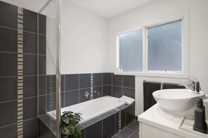 Een douche, handdoeken