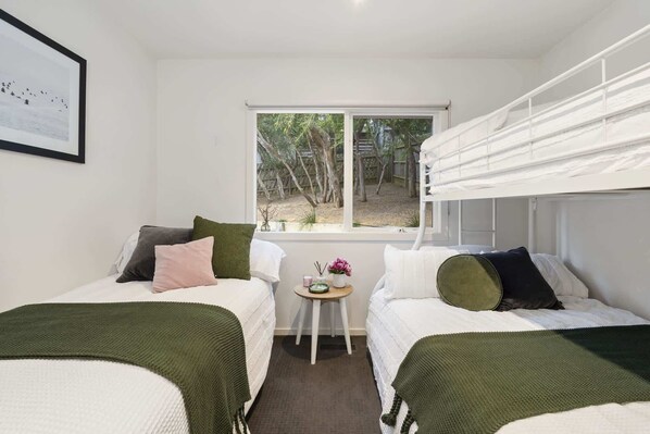 4 bedrooms, iron/ironing board, WiFi, bed sheets