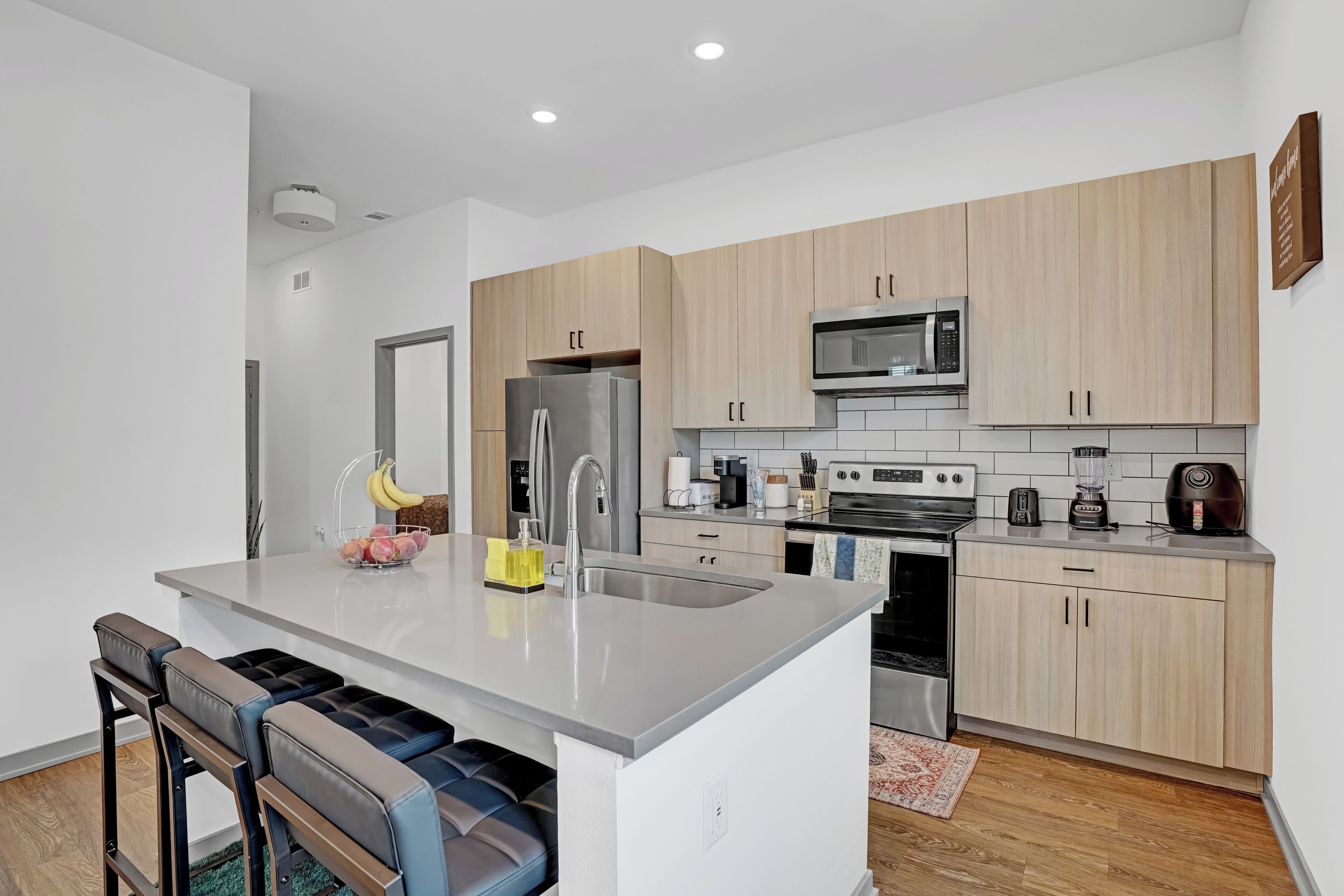 Een magnetron, een oven, een kookplaat, een vaatwasser