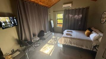 5 habitaciones, tabla de planchar con plancha, wifi y ropa de cama