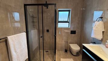 Secador de pelo, toallas, jabón, papel higiénico