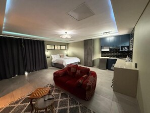 5 bedrooms, iron/ironing board, WiFi, bed sheets