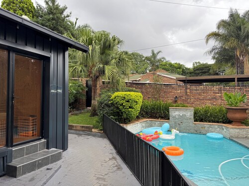 Gorgeous cozy Modern interior 5-bed guesthouse with AC, pool, sauna in Pretoria