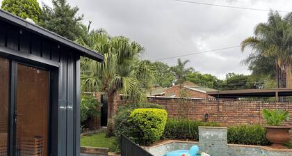 Gorgeous cozy Modern interior 5-bed guesthouse with AC, pool, sauna in Pretoria