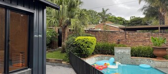 Gorgeous cozy Modern interior 5-bed guesthouse with AC, pool, sauna in Pretoria