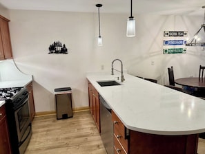 Coffee/tea maker, fridge, microwave, oven - Lift 1 Lookout - Snakedance Condos - WiFi - Ski Locker - Shops - Restaurants (Taos Ski Valley)