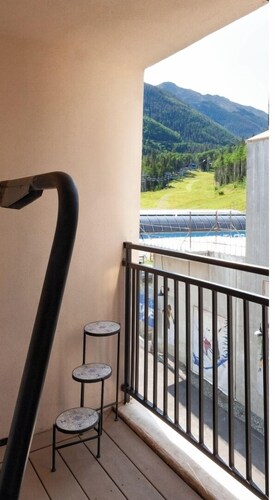 Lift 1 Lookout - New Property! - WiFi - Ski Locker - Mountain Views - Shops - Re