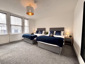 2 habitaciones, tabla de planchar con plancha, wifi y ropa de cama 
