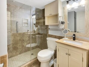 Haartrockner, Handtücher, Seife, Toilettenpapier