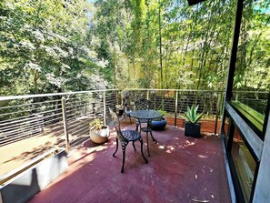 Outdoor dining - Modern Hideaway in the Redwoods (Felton)