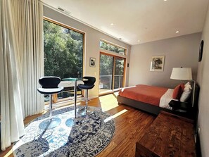 3 bedrooms, iron/ironing board, WiFi, bed sheets - Modern Hideaway in the Redwoods (Felton)