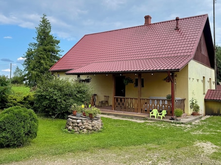 Exterior. Gemütliches Landhaus mit Kirchenblick & frischen Frühstückseiern
