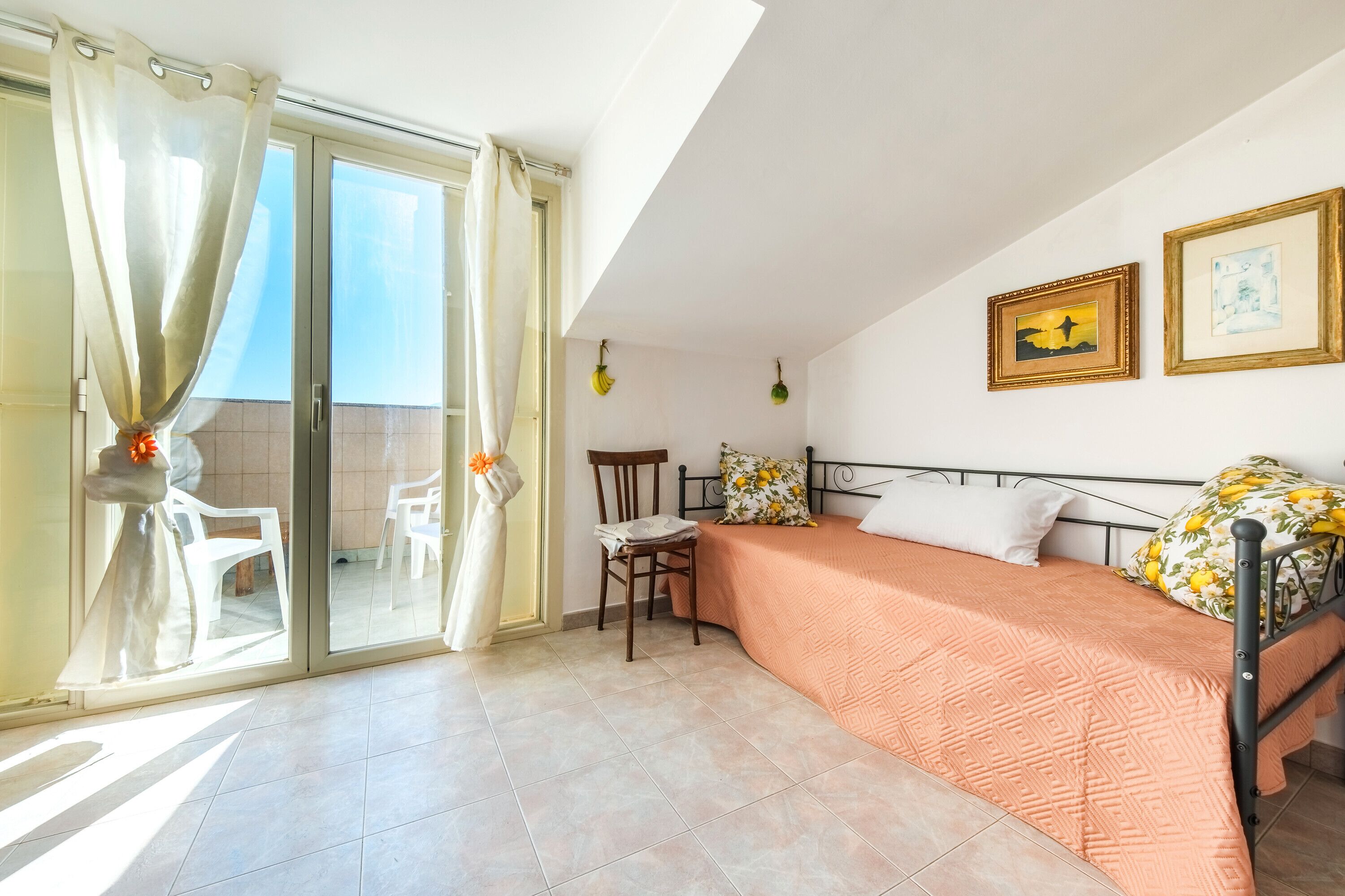 1 bedroom, bed sheets