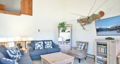 Centennial Townhome - Mountain/Lake Views & Pool Access