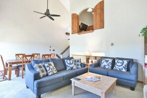 Smart TV, fireplace
