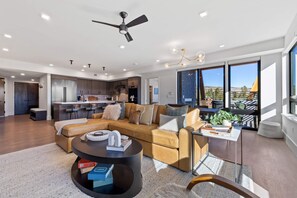 Smart TV, fireplace - Frisco Flats Condo - Mountain Views, Private Hot Tub, Downtown! (Frisco)