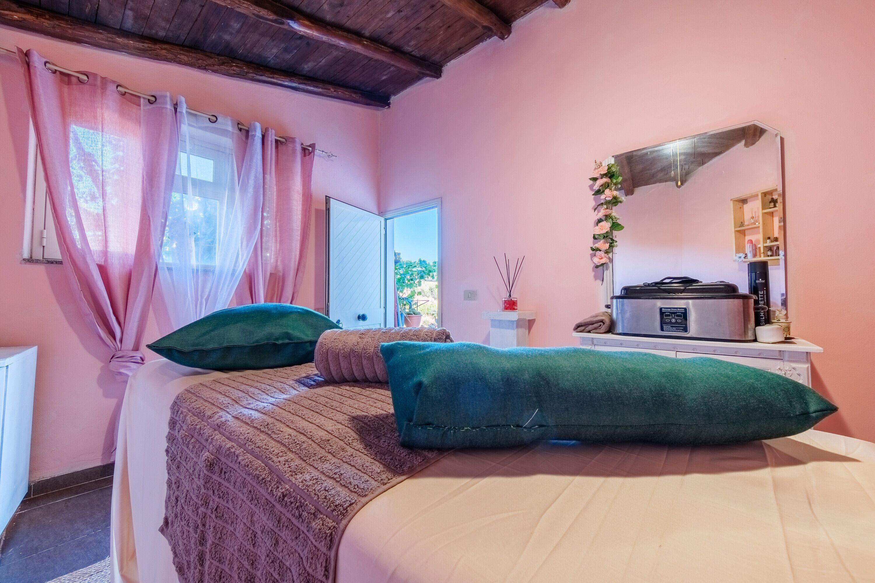 1 bedroom, bed sheets