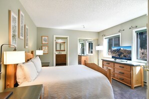 3 bedrooms, free WiFi, bed sheets - Village Chateaux Off-Piste Retreat: Ski In/Out, Walk to Town, Pool & Hot Tubs (Breckenridge)