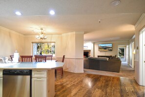 Interior - Village Chateaux Off-Piste Retreat: Ski In/Out, Walk to Town, Pool & Hot Tubs (Breckenridge)