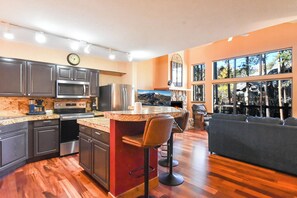 Refrigerador, microondas, horno y parrilla de estufa 