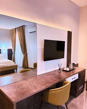 Bureau, espace de travail pour ordinateur portable, Wi-Fi gratuit