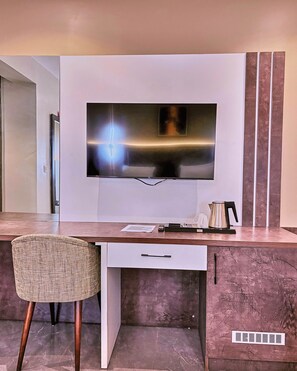 Luxury Single Room | Desk, laptop workspace, free WiFi