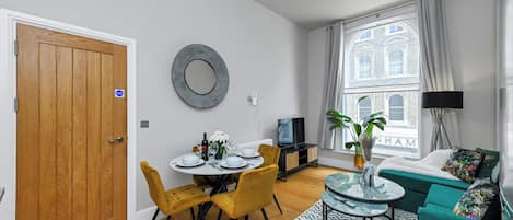 Apartment, 1 Bedroom, Non Smoking, Private Bathroom | Dining room