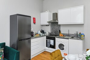 Refrigerador con freezer, microondas, horno, placa de cocina