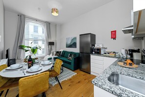 Apartment, 1 Bedroom, Non Smoking, Private Bathroom | Dining room