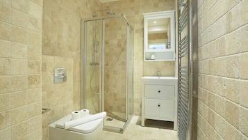 Leilighet | Bad | Hårføner, såpe og sjampo