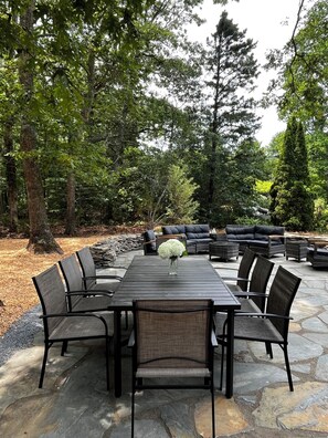 تناول الطعام بالخارج