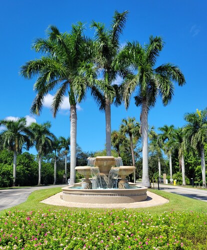 Modern 2 bedroom / 2 bath condo with pool, and free golf in delightful Estero.