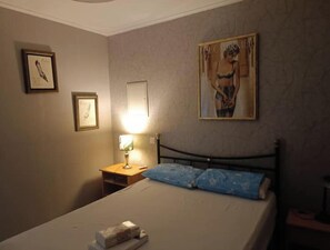 1 غرفة نوم وسرير سفر وملاءات أسرّة