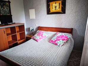 1 bedroom, travel crib, bed sheets