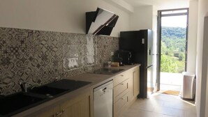 Cuina amb envellat decoratiu, rentavaixelles i nevera.