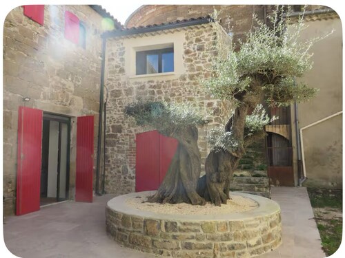Superb atypical mas with swimming pool