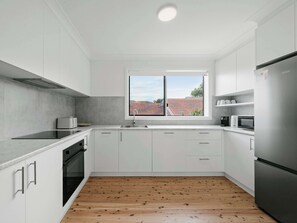 ثلاجة، ميكروويف، فرن، موقد طهي مسطح