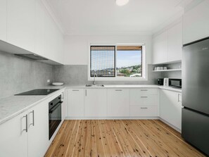 ثلاجة، ميكروويف، فرن، موقد طهي مسطح