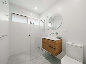 Dusj, hårføner og håndklær