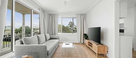 Una televisión, una oficina