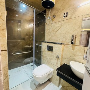 Mountain View Super Deluxe Room with Balcony | Bathroom | Shower, towels, soap, shampoo