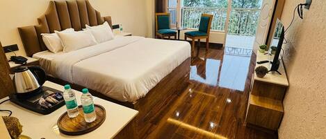 Superior-svíta - fjallasýn | Skrifborð, vöggur/ungbarnarúm, rúmföt