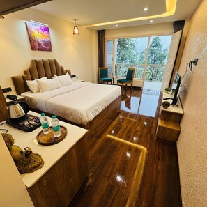 Mountain View Super Deluxe Room with Balcony | Desk, cribs/infant beds, bed sheets