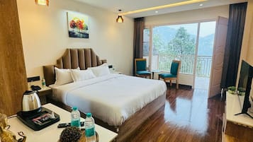 Superior Suite, Mountain View | Meja, katil bayi/kot (surcaj), cadar katil