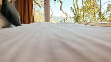 Mountain View Deluxe Room | Desk, cribs/infant beds, bed sheets