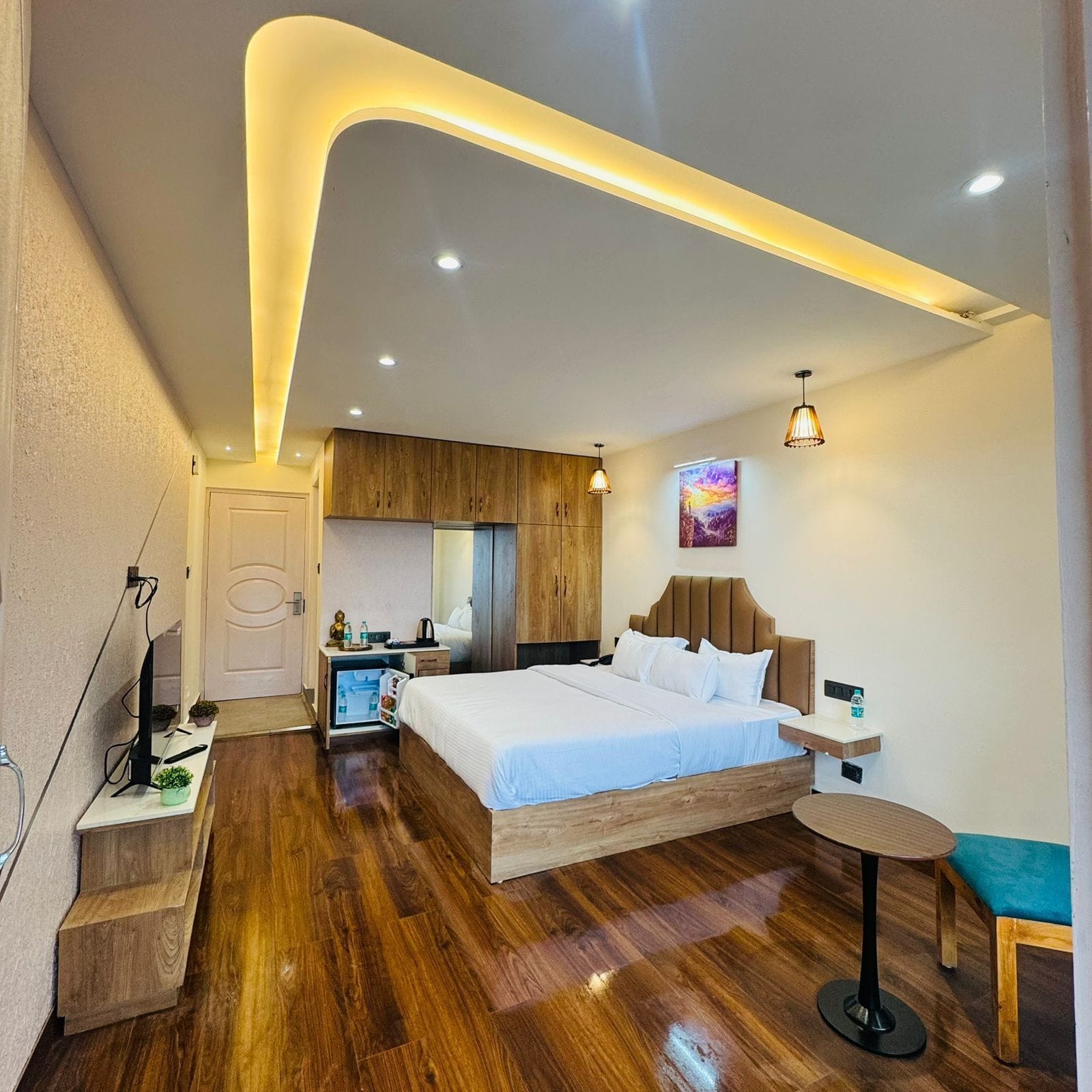 Mountain View Super Deluxe Room with Balcony | Desk, cribs/infant beds, bed sheets