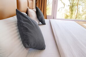 Mountain View Deluxe Room | Desk, cribs/infant beds, bed sheets - Jasmine Hotel Mall Road Dalhousie (Dalhousie)