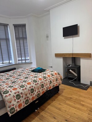 Double Room | Iron/ironing board, free WiFi - Comfort and Leisure (Salford)