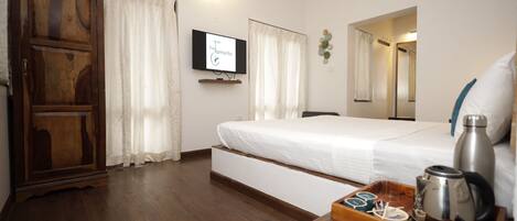 Deluxe-Doppelzimmer, Balkon, Bergblick | Bügeleisen/Bügelbrett, kostenloses WLAN